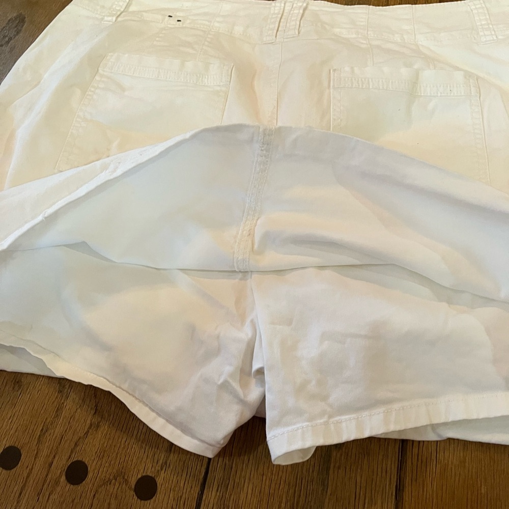 LANE BRYANT WHITE SHORT SKIRT W/BUILT IN UNDER SHORTS 6 POCKETS SZ 18 - Picture 3 of 8